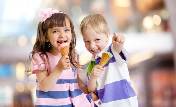 Счастливые дети едят мороженое на фоне боке хороший — стоковое фото