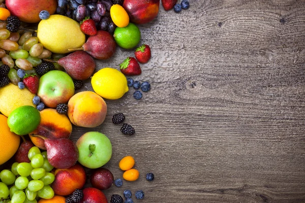 Красочные фрукты на деревянный стол с каплями воды и копией пространства — стоковое фото
