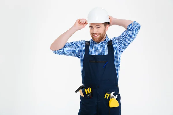 Портрет счастливый бородатый молодой строитель в целом и шлем — стоковое фото