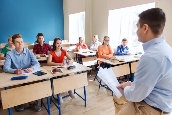 Группа студентов и преподавателей с бумаги или тесты — стоковое фото