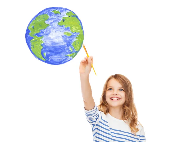 Милая маленькая девочка, рисование кистью планеты Земля — стоковое фото
