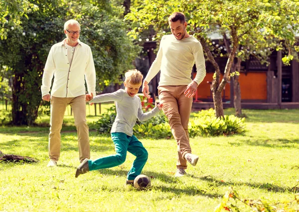 Счастливая семья, играющая в футбол на открытом воздухе — стоковое фото