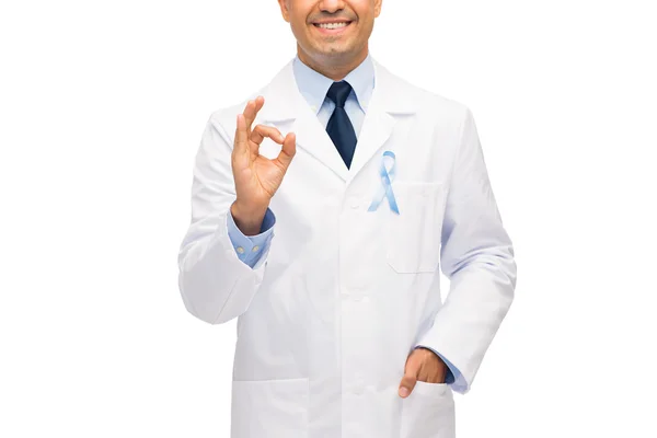 Счастливый доктор с лентой осведомленности рака простаты — стоковое фото