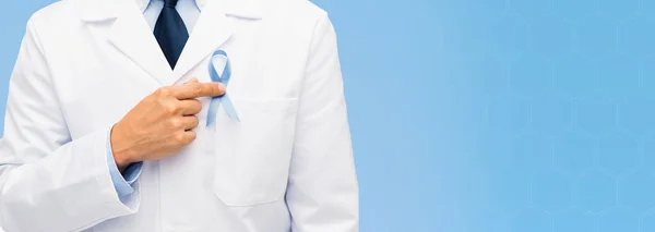 Доктор рука с осведомленности рака простаты лентой — стоковое фото