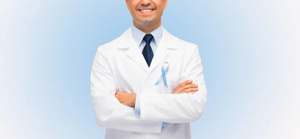 Счастливый доктор с лентой осведомленности рака простаты — стоковое фото