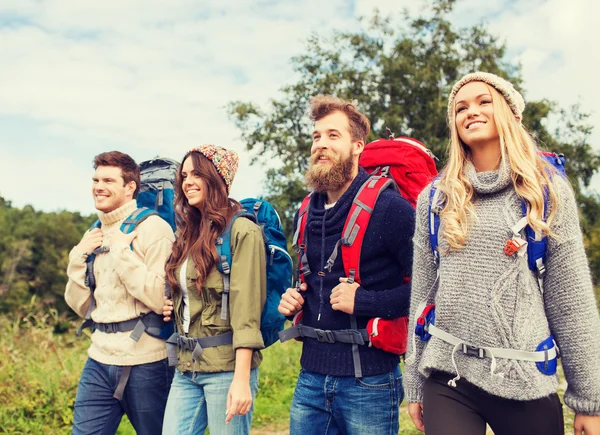 Группа улыбающихся друзей с рюкзаками Пешие прогулки — стоковое фото
