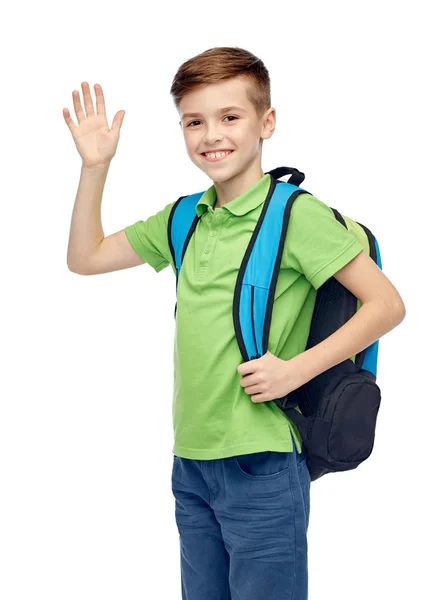 Счастливый студент мальчик с мешок школы махнув рукой — стоковое фото