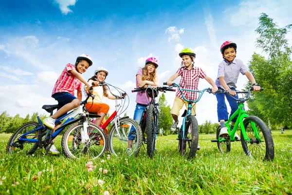 Детей держать свои велосипеды — стоковое фото