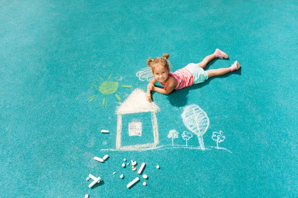 Маленькая девочка рисования мелом изображение — стоковое фото