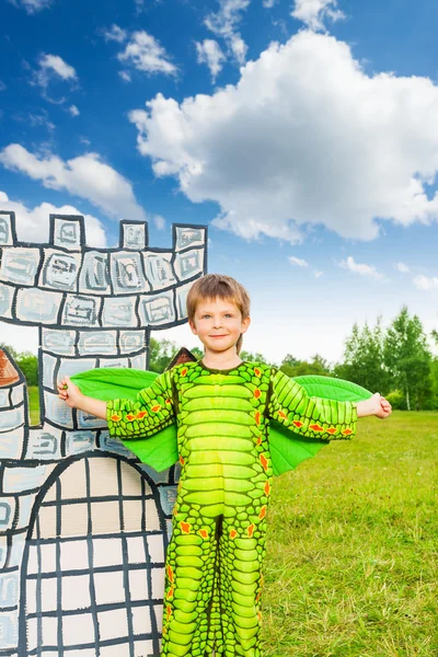 Мальчик в костюме Дракона зеленый — стоковое фото