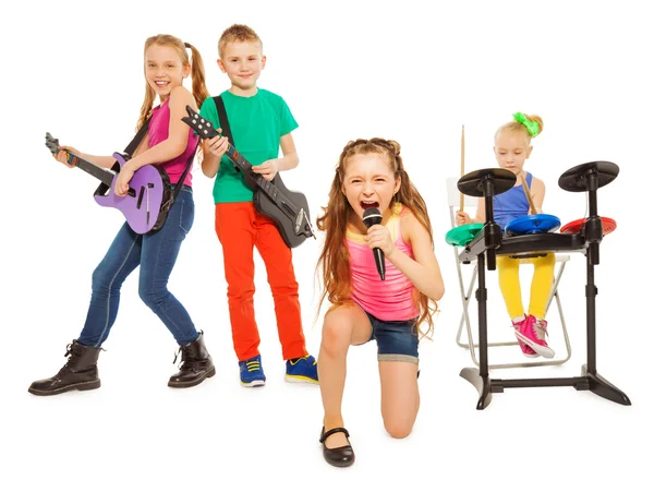 Дети играют на музыкальных инструментах — стоковое фото