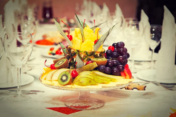 Красивые фрукты на праздничном столе — стоковое фото