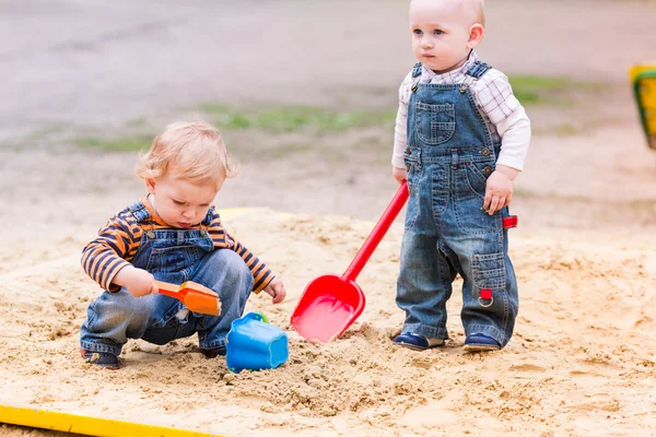 Две девочки игры с песком — стоковое фото
