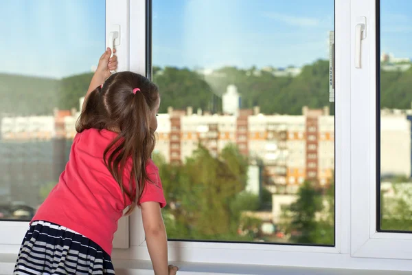 Ребенка на окне — стоковое фото