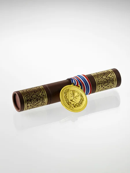 Золотая медаль и сертификат — стоковое фото
