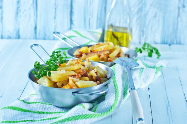 Жареная картошка на сковороде — стоковое фото