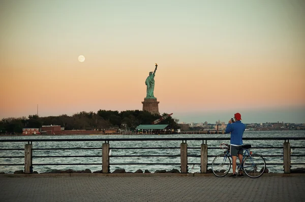 Статуя свободы и Луна — стоковое фото