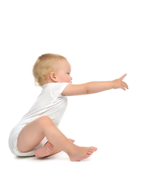 Люльке ребенка малыша сидеть с рукой, указывая пальцем stra — стоковое фото