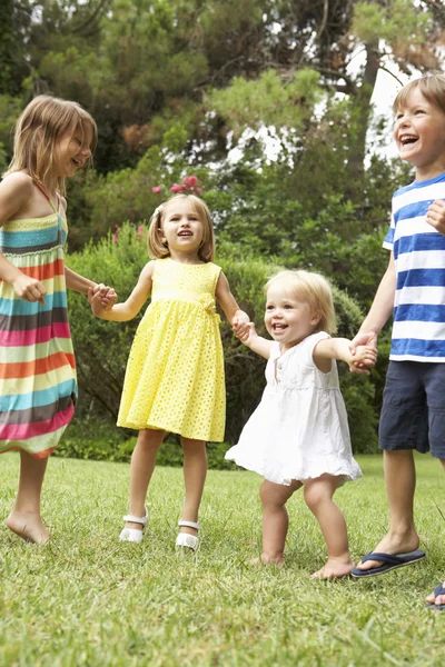 Группа детей, играющих вместе — стоковое фото