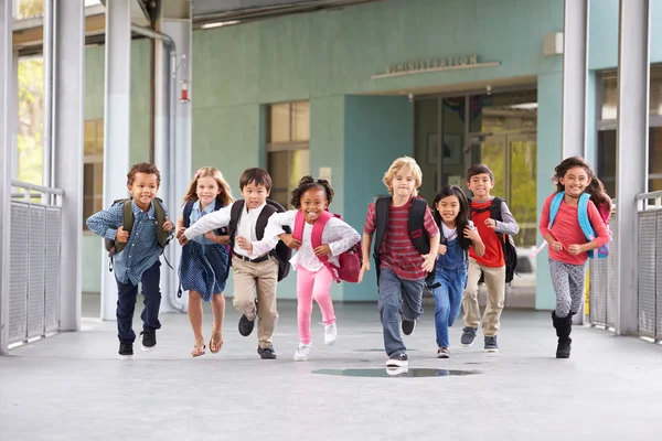 Дети в школьный коридор — стоковое фото