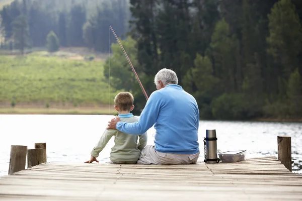 Старший человек и внук, ловящий рыбу — стоковое фото