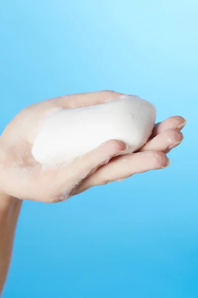 Рука женщины с мылом — стоковое фото
