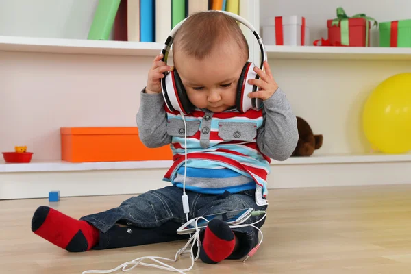 Детские, слушать музыку с наушниками — стоковое фото
