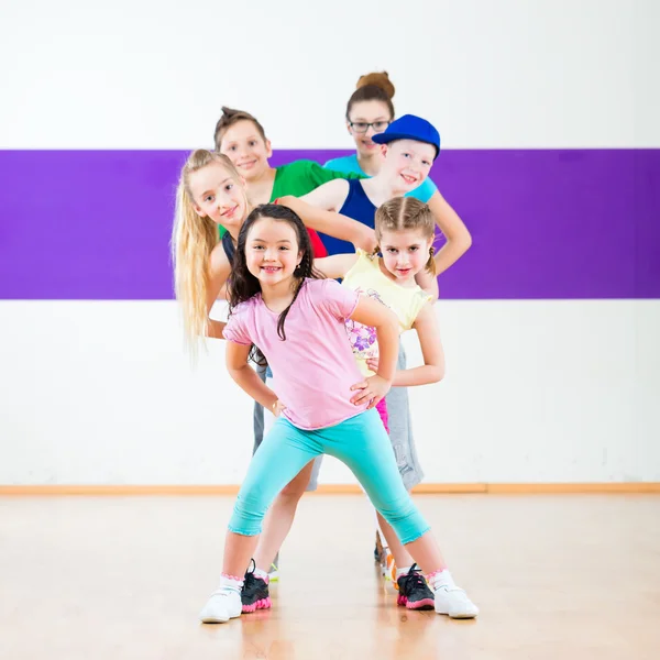 Детский поезд СУМБА Фитнес в школа танцев — стоковое фото