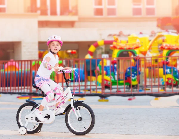Счастливый маленькая девочка на велосипеде — стоковое фото