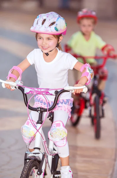 Счастливые дети на велосипедах — стоковое фото