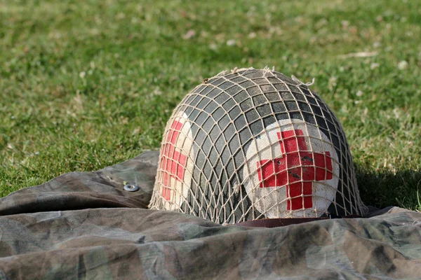 Военный шлем Красного Креста — стоковое фото