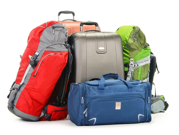 Багаж, состоящий из большого рюкзака чемоданов и несессера — стоковое фото