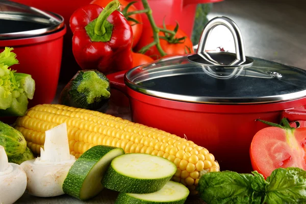 Композиция с красным стальные кастрюли и разнообразие свежих овощей — стоковое фото