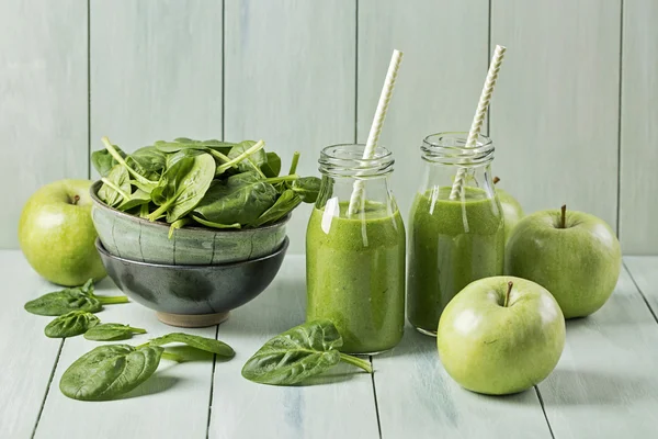 Зеленый пюре со шпинатом и яблоки — стоковое фото