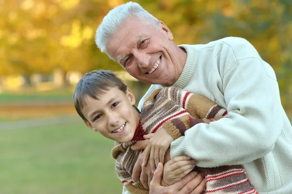 Дедушка и внук в парке — стоковое фото