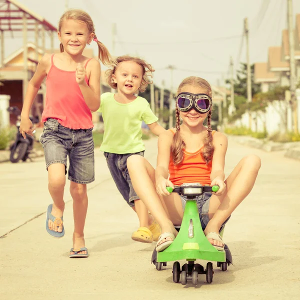 Счастливые дети, играя на дороге в дневное время — стоковое фото