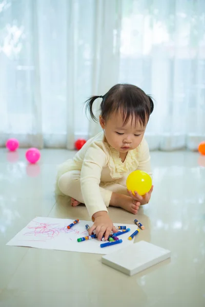 Азиатская девочка живопись — стоковое фото