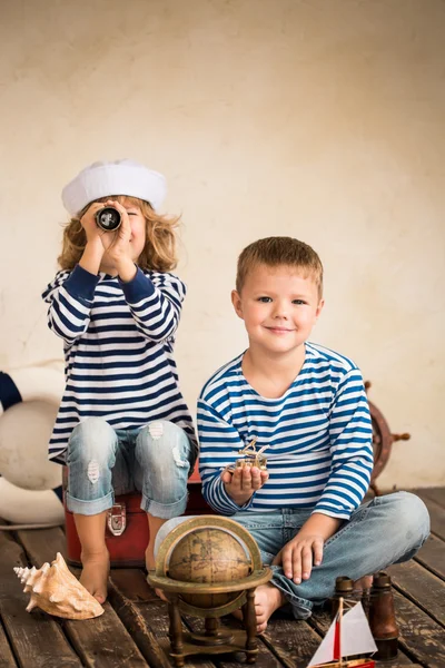 Счастливые дети, играя с морских вещи — стоковое фото