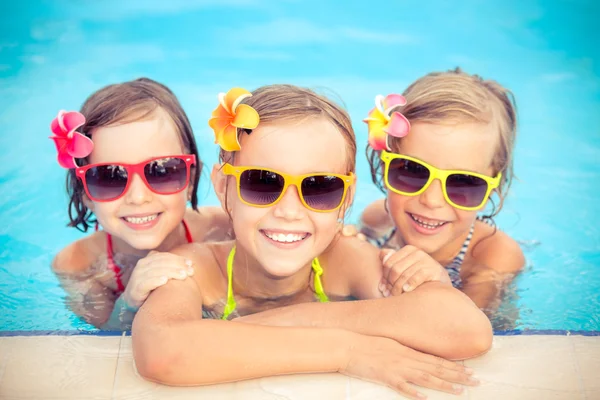 Счастливые дети в бассейне — стоковое фото