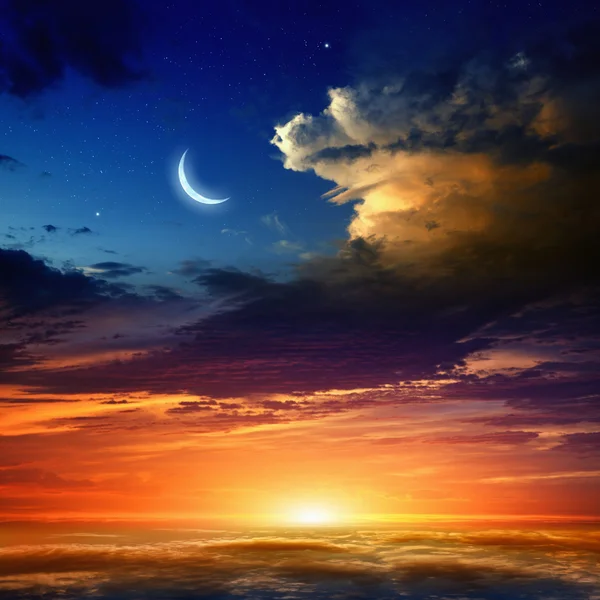Красный закат солнца и Луны — стоковое фото
