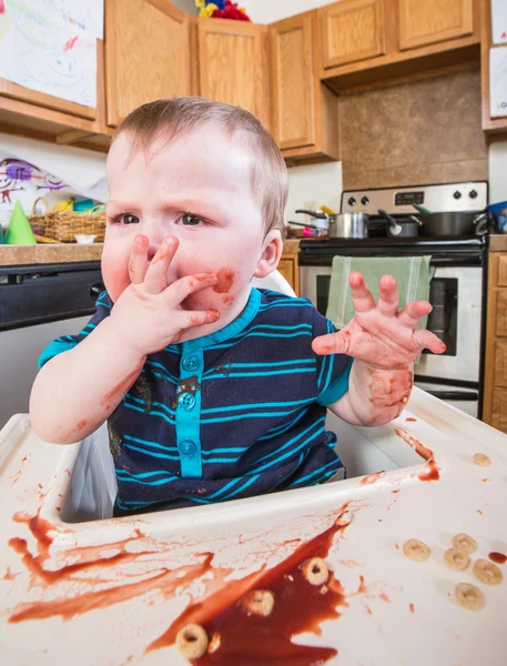 Сварливый ребенок ест завтрак — стоковое фото