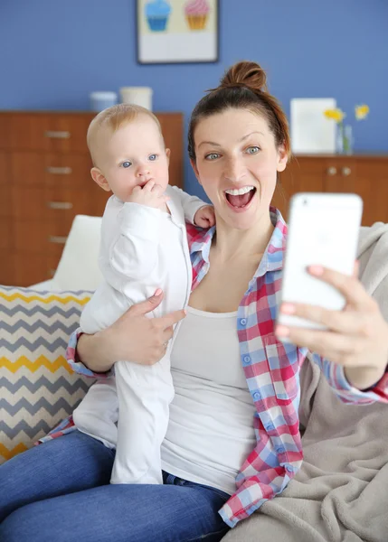 Мать с ребенком selfie — стоковое фото