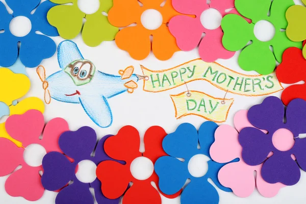 Счастливый день матери сообщения, написанные на бумаге с декоративными цветами крупным планом — стоковое фото
