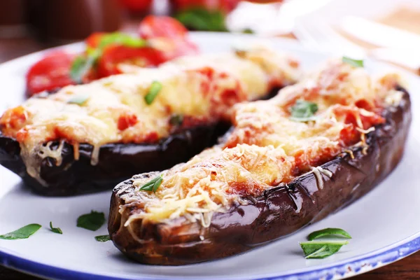 Блюдо из баклажанов с помидорами черри — стоковое фото