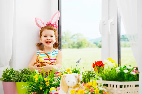 Пасха. Счастливый ребенок девочка с ушками зайчика и красочные яйца Ситти — стоковое фото