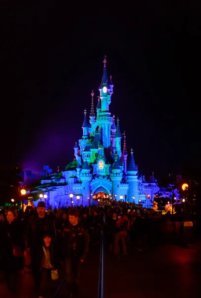 Франция, Париж-01 ноября 2015 г.: Спящая красоты замок, символ Диснейленд Париж ночью с видом на главную улицу — стоковое фото