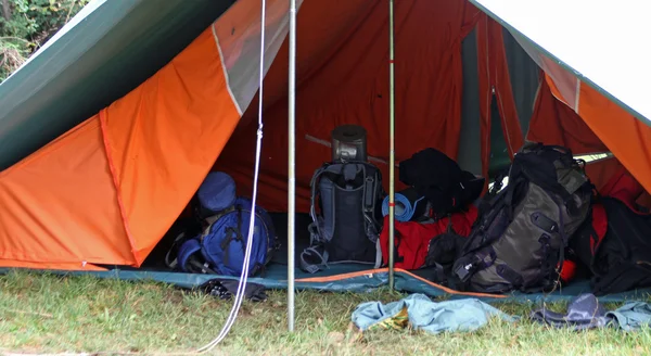 Рюкзаки и сумки в большой палатке — стоковое фото
