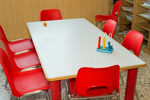 Стол с красными председателями школьного класса для детей — стоковое фото