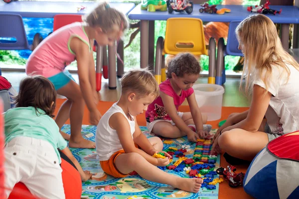 Дети, играющие в игры в детском саду — стоковое фото