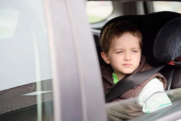 Беспокоит маленький мальчик в автомобильное кресло — стоковое фото